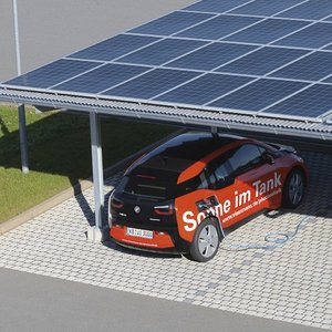 Carpotdach mit PV-Kollektoren + Ladestation für E-Auto darunter