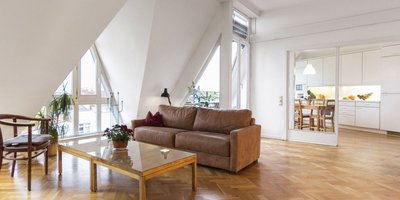 Großes Wohnzimmer im Altbau mit Lüftungsanlage